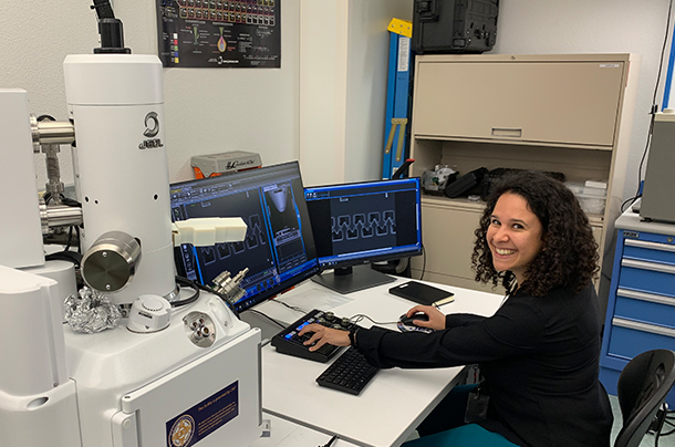 Ophelia Bolmin working in lab